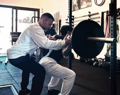 Una ragazza prova uno squattrinato seguito dal coach Silvio Pinna